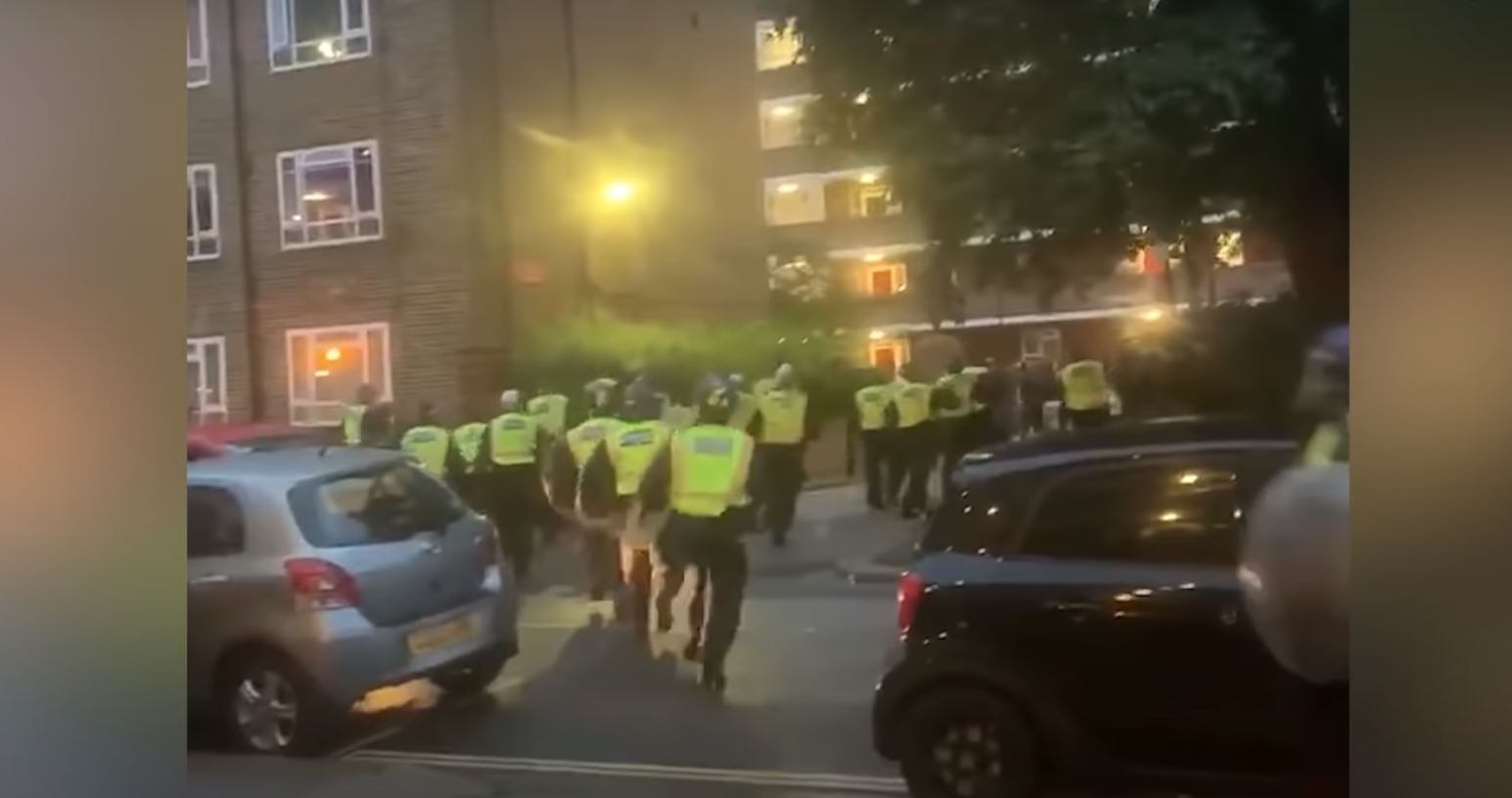 Lëndohen policët gjersa përpiqen të ndalin një festë ilegale në Londër