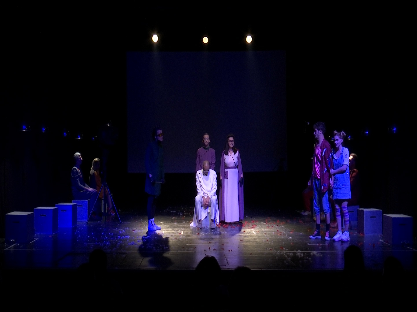 Teatri i Ferizajt rihap dyert me “Kontrolli dhe makina e dashurisë”