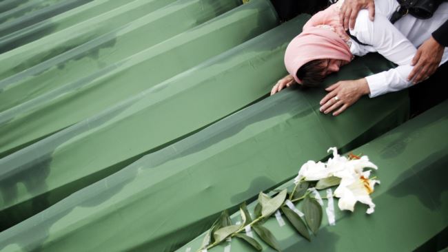 Mohimi i gjenocidit në Srebrenicë nga zyrtarët serbë