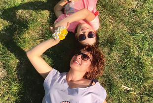 Arta Kryeziu-Osmani, edukatore sociale në mësimin shkollor në Gjenevë, me Enea Osmanin (10), e madhja prej tri vajzave të saj