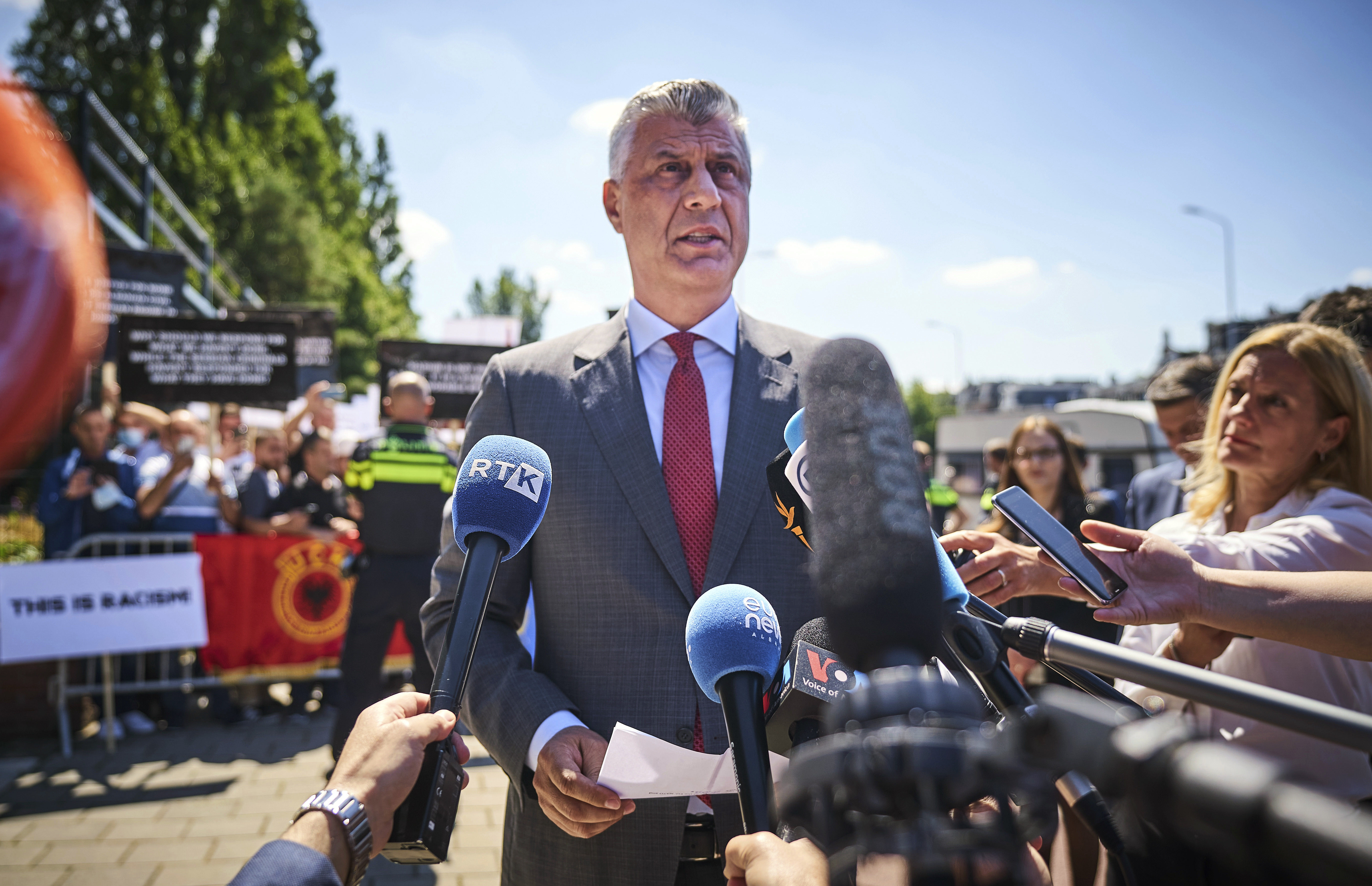 Për pak pritet të nisë intervistimi i Thaçit, shqiptarët po protestojnë në Hagë