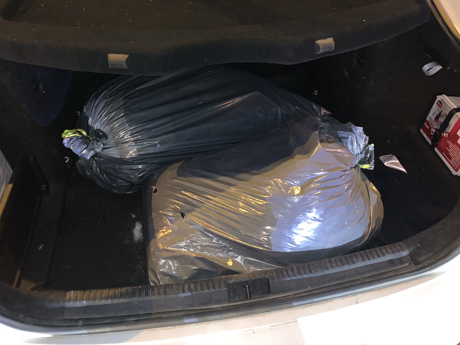 Policia konfiskon 20 kg marihuanë, shoqëron pesë persona