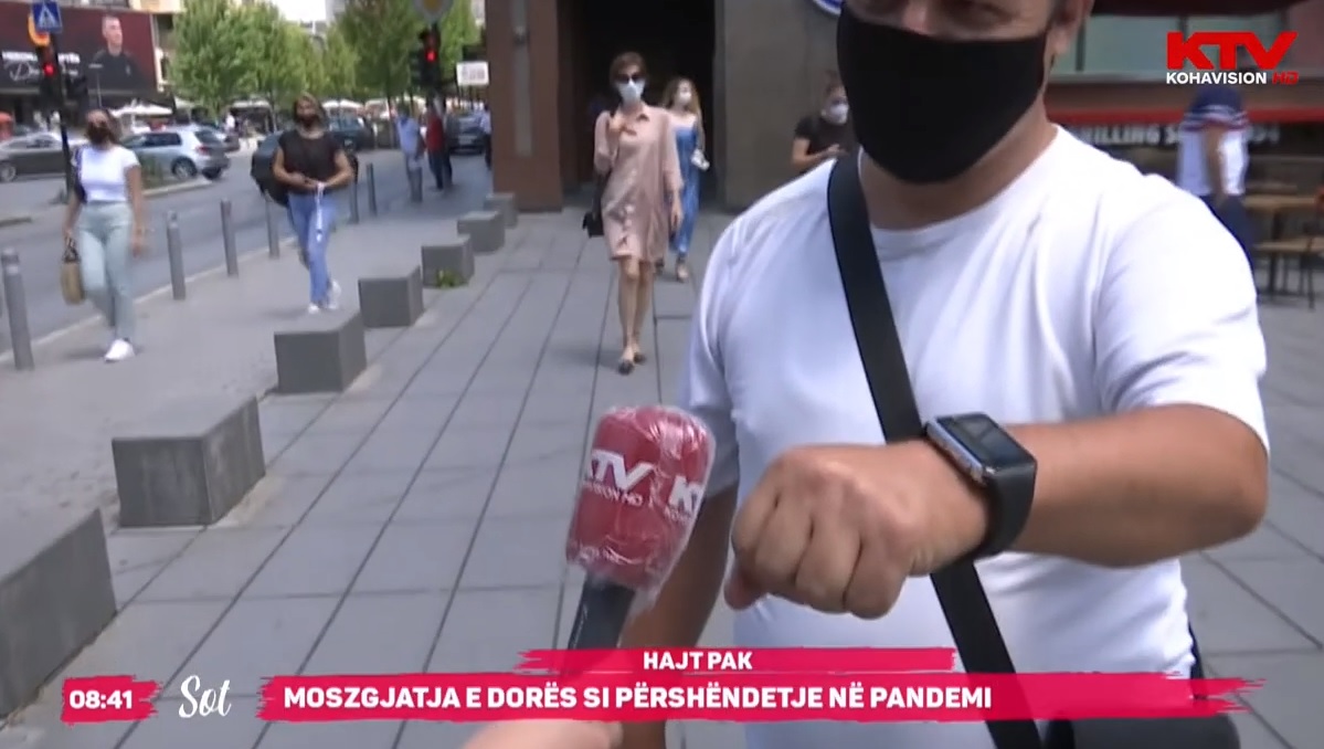 Çka do të bënit nëse dikush ua zgjat dorën për t'ju përshëndetur?