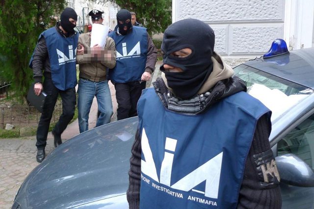 Shqipëria, "kampion bote" në prodhimin e marijuanës, mafia paratë i investon në asete strategjike
