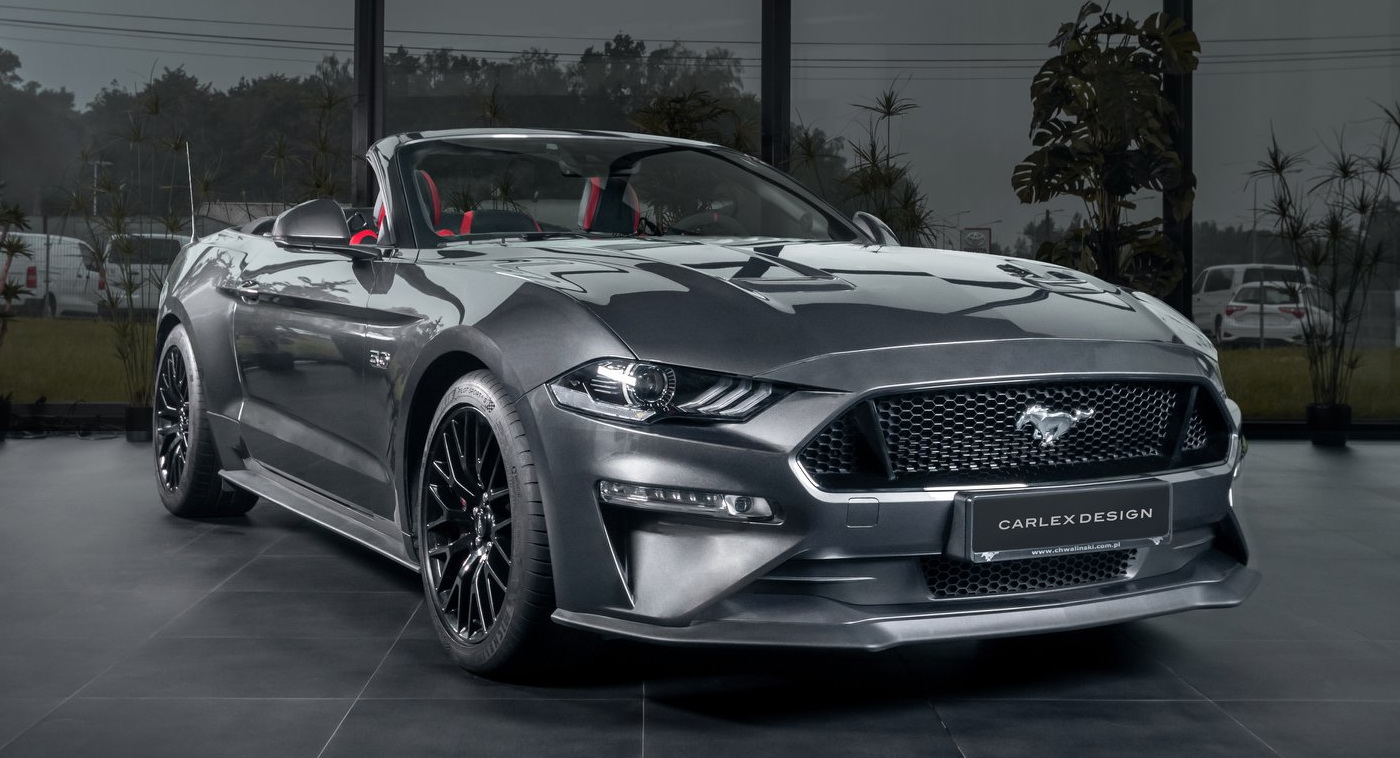 Ford Mustang GT në version kabrio me enterier të rehatshëm e kuqezi