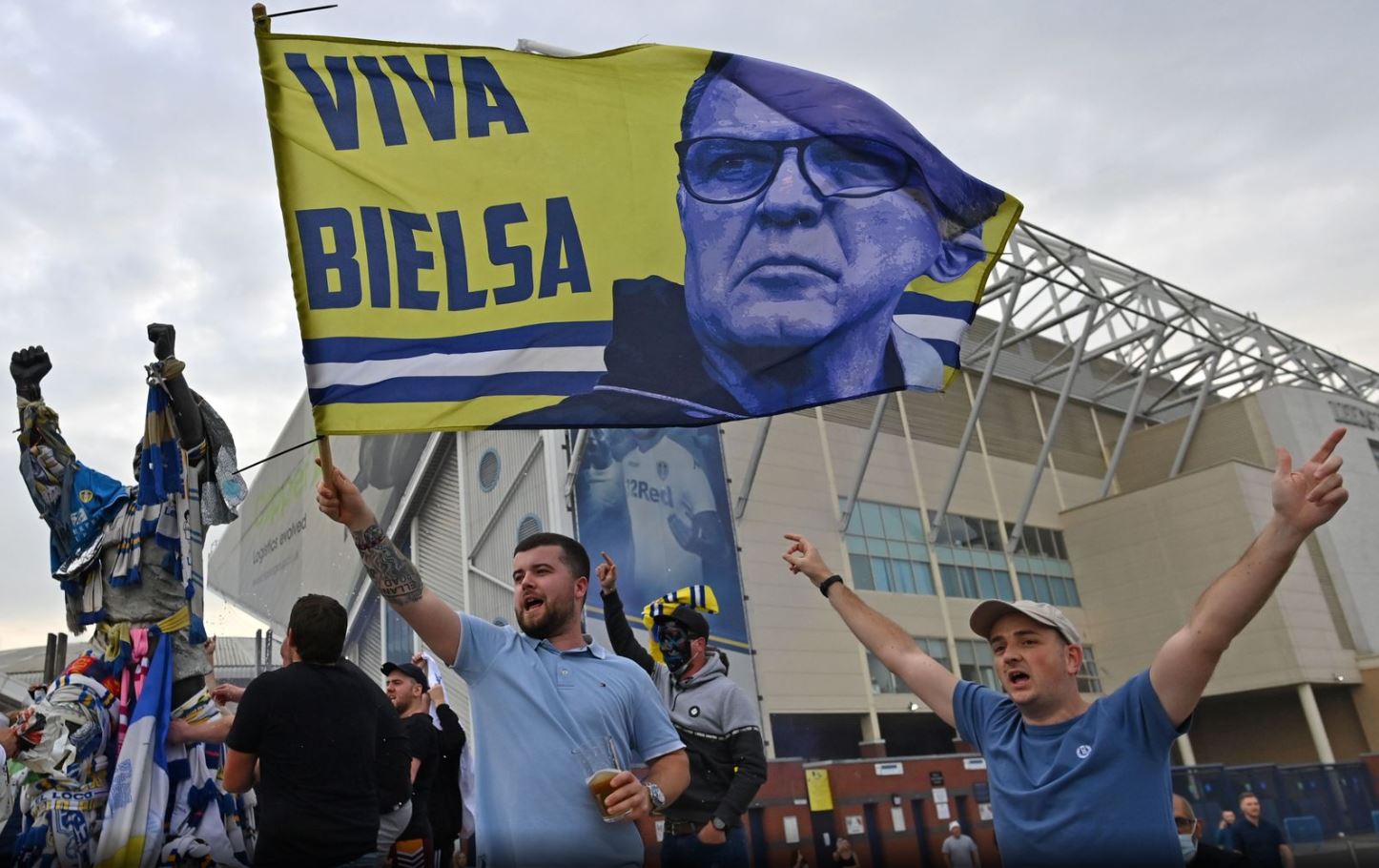 Leeds Unitedi kthehet në Premier League nën udhëheqjen e të “çmendurit” Bielsa