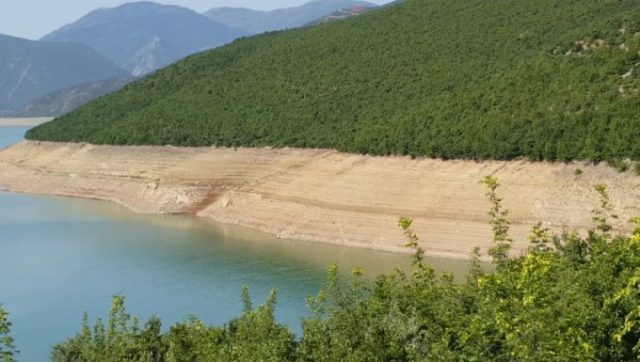 Mungesa e reshjeve dhe temperaturat e larta thajnë liqenin e Fierzës