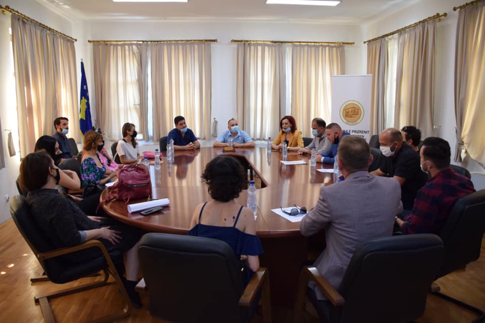 Aktorët e Teatrit “Bekim Fehmiu” në Prizren nënshkruajnë kontrata dyvjeçare