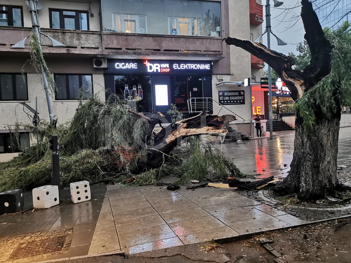 Shiu dhe erërat vështirësojnë qarkullimin e automjeteve në rrugët e kryeqytetit