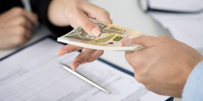 Leku forcon pozitat ndaj dollarit, zhvlerësohet lehtë në raport me euron