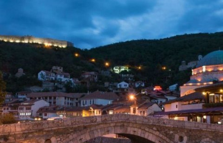 Tre të shoqëruar nga Policia në Prizren për mosrespektim të vetizolimit