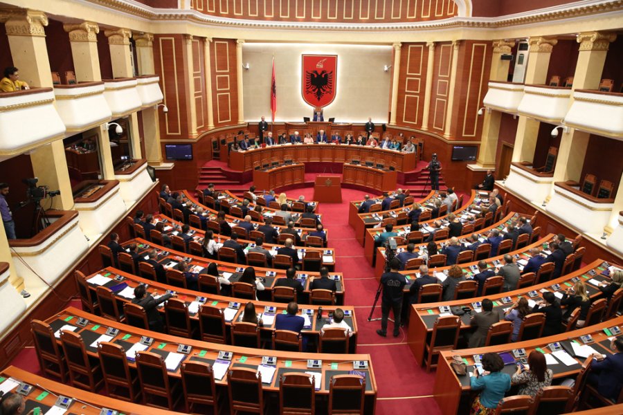 Disa politikanë në Shqipëri konfirmojnë se janë infektuar me COVID-19