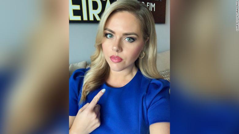 Reporterja televizive zbulon se ka kancer pasi një shikuese vërejti një gjëndër të dyshimtë në fytin e saj