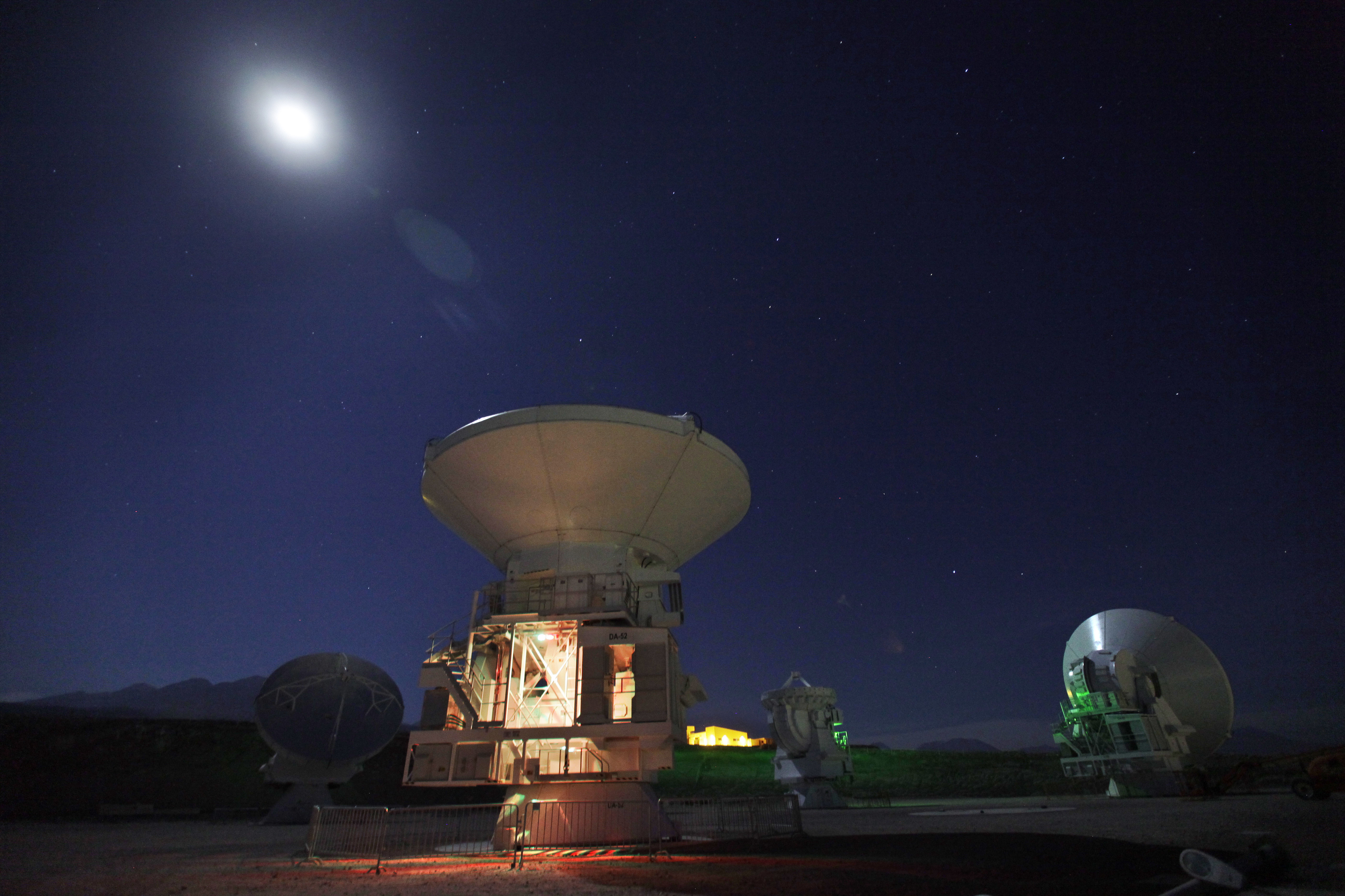 Kapen pamjet e dy planetëve të vegjël që sillen përreth një ylli të përafërt me Diellin