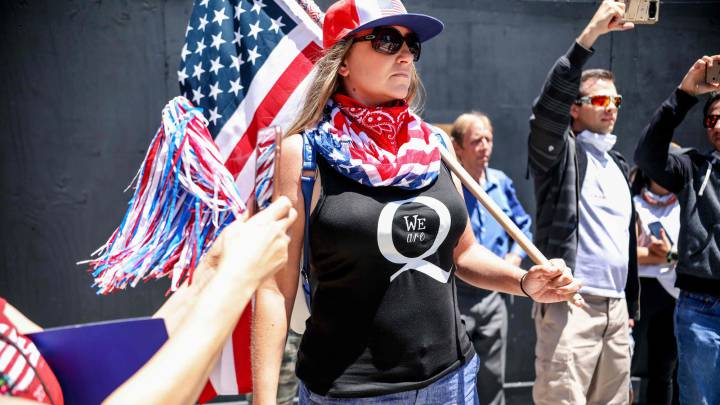 E lindur në “anën e errët” të internetit, teoria konspirative “QAnon” është futur në jetën dhe politikën amerikane