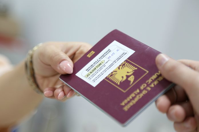 Miratohet Ligji për Shtetësinë – Shqipëria mundëson shtetësinë me origjinë