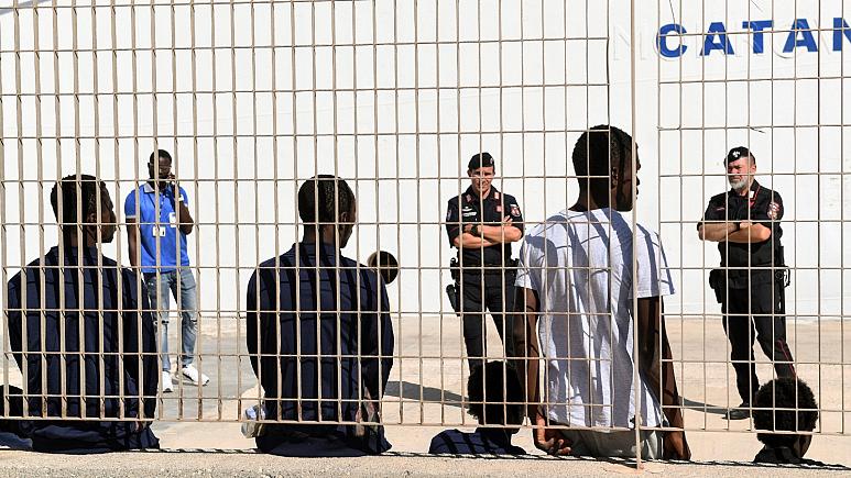 Italia dërgon ushtrinë në Sicili pasi rreth 100 migrantë ikën nga karantina