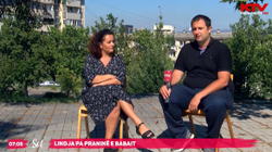 Burrat kosovarë jashtë sallës së lindjes