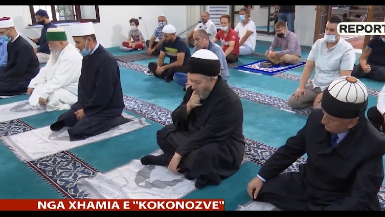 Në Shqipëri pandemia ndryshon ritet e festës, por Bajrami u fal nëpër xhami
