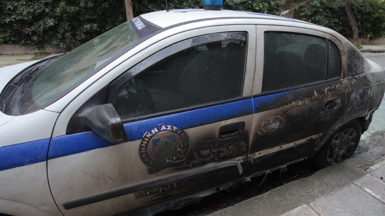 Komisariati në Athinë qëllohet me 4 bomba Molotov, u dogjën dy makina policie