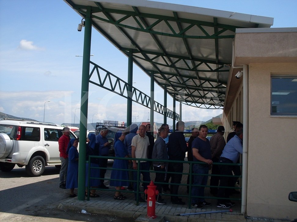 Kaos e radhë kilometrike në ditën e parë të rihapjes së kufirit Kosovë-Shqipëri