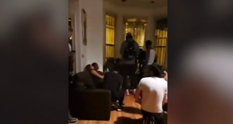 Amerikani hap dyert e shtëpisë dhe strehon 80 protestues që po i ndiqte policia
