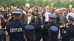 Qytetarët mblidhen para Kuvendit, protestojnë kundër votimit të Qeverisë Hoti