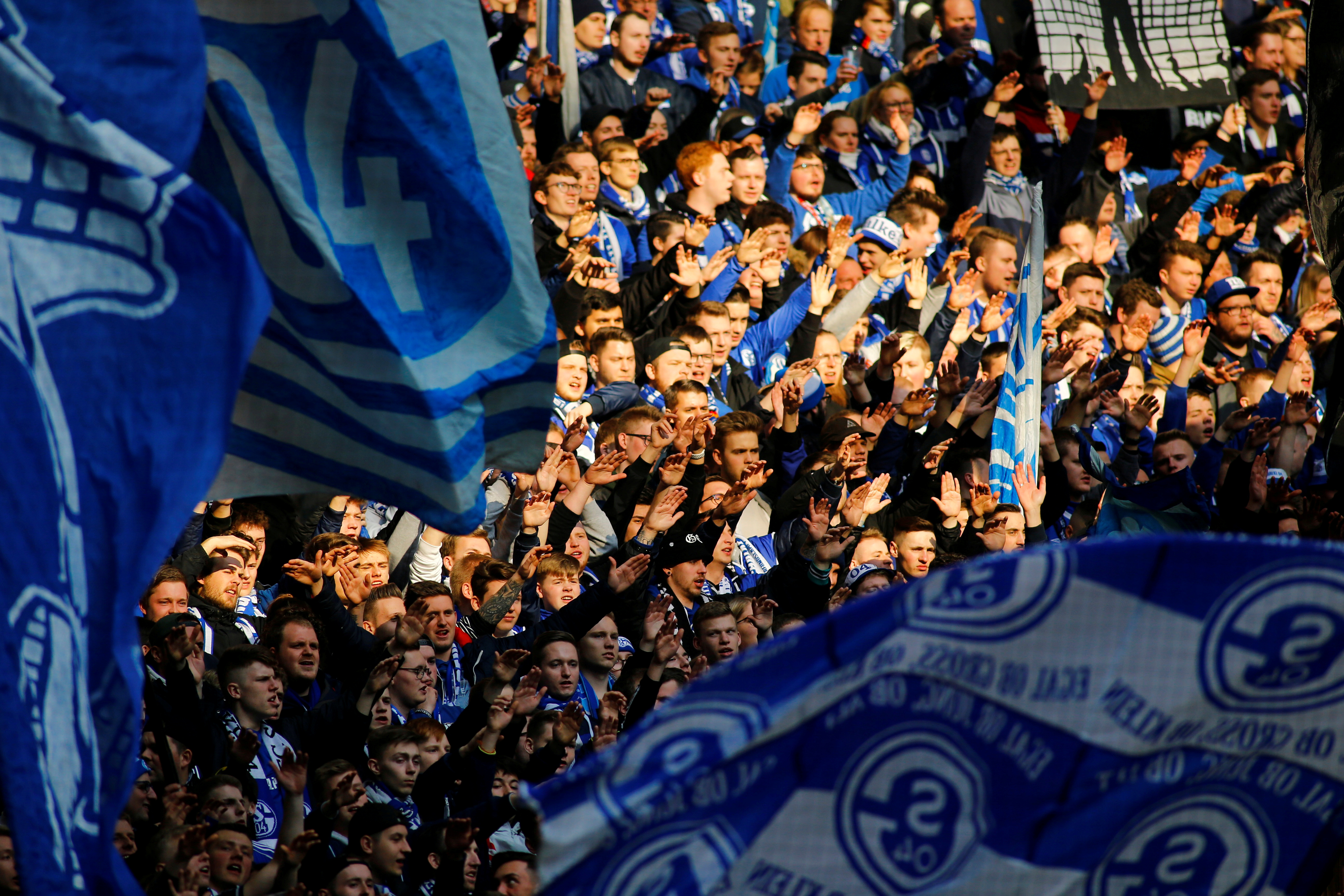 Schalke u kërkon falje tifozëve që u shtroi pyetje lidhur me rimbursim për bileta