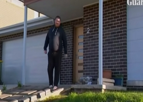 Banori dëbon kryeministrin australian nga oborri i tij