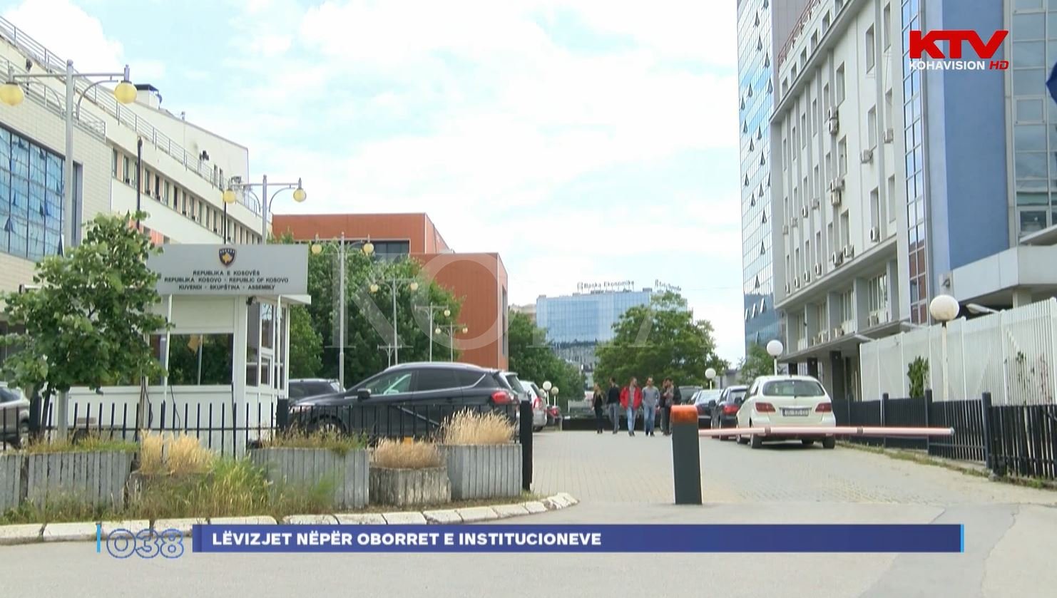 “Rruga njëkahëshe” krijon paqartësi për qytetarët që lëvizin nëpër oborret e institucioneve