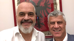 Presidentët Meta e Thaçi takohen në Tiranë, bisedojnë për zhvillimet politike në të dy vendet