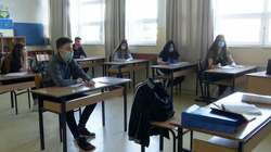 Të pajisur me maska e doreza, nxënësit e klasave të nënta në Prishtinë rifillojnë mësimin