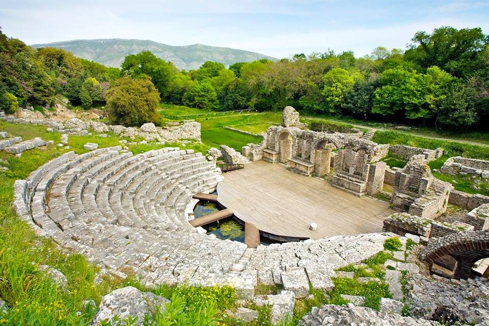 Pakot e kombinuara për vizita në monumente, ulja e çmimeve si dhe bashkëpunimi me agjenci turistike janë politikat e Qeverisë shqiptare për promovimin e trashëgimisë kulturore 