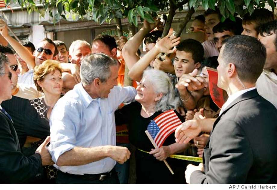 Shqiptarët rikujtojnë me respekt vizitën 13 vjet më parë të George W. Bushit në Shqipëri