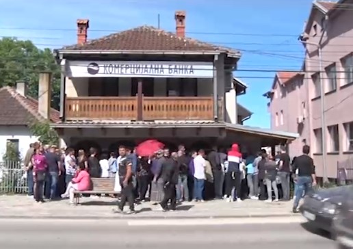 Kur është puna për 100 euro, shqiptarët e “pushtojnë” Graçanicën për ndihmën nga Serbia