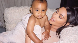 Djali 13 muajsh i Kardashian dhe West ka nisur të ecë