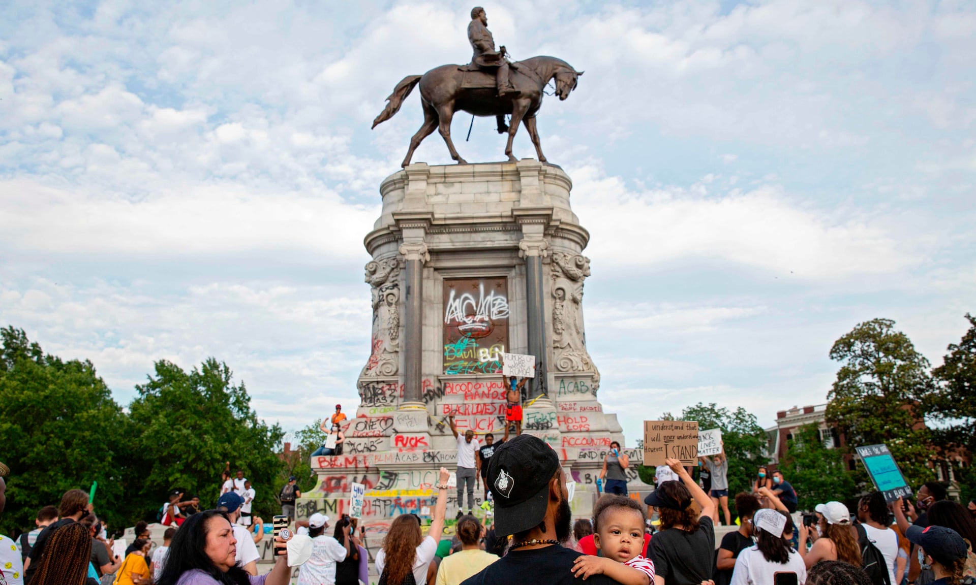 Protestuesit përreth shtatores së Robert E. Leesë në “Monument Aventue” në Richmond, Virginia. Foto: (Ryan M Kelly/AFP/Getty Images) 