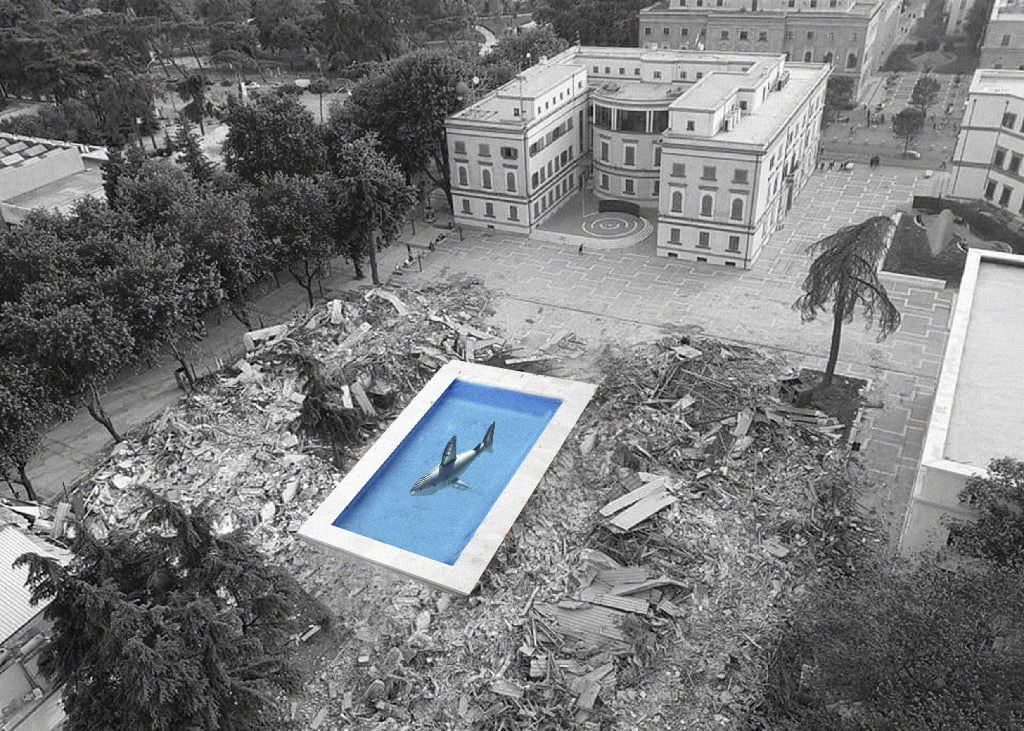 “Peshk a qen” është vepra me të cilën artisti nga Kosova i është bashkuar nismës “Tabula Rasa”, si reagim ndaj shembjes së objektit të Teatrit Kombëtar në Tiranë 