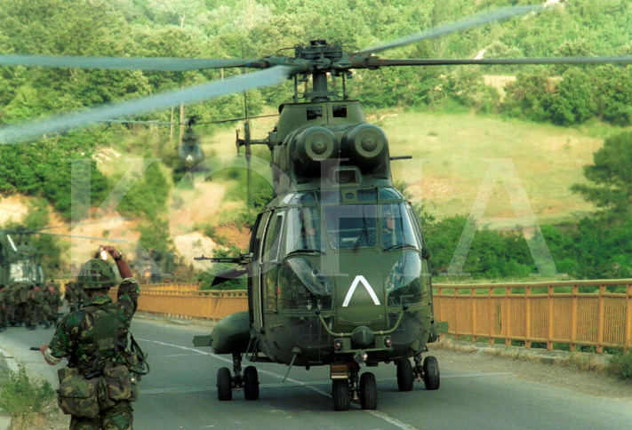 Ushtarët britanik pas hyrjes në Kosovë, afër Kaçanikut, 12 qershor 1999 / Foto: Alban Bujari / KOHA