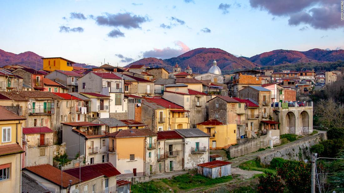 Fshati italian pa koronavirus shet shtëpitë për një dollar