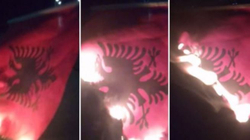 Minoritari grek djeg flamurin shqiptar në mes të Sarandës