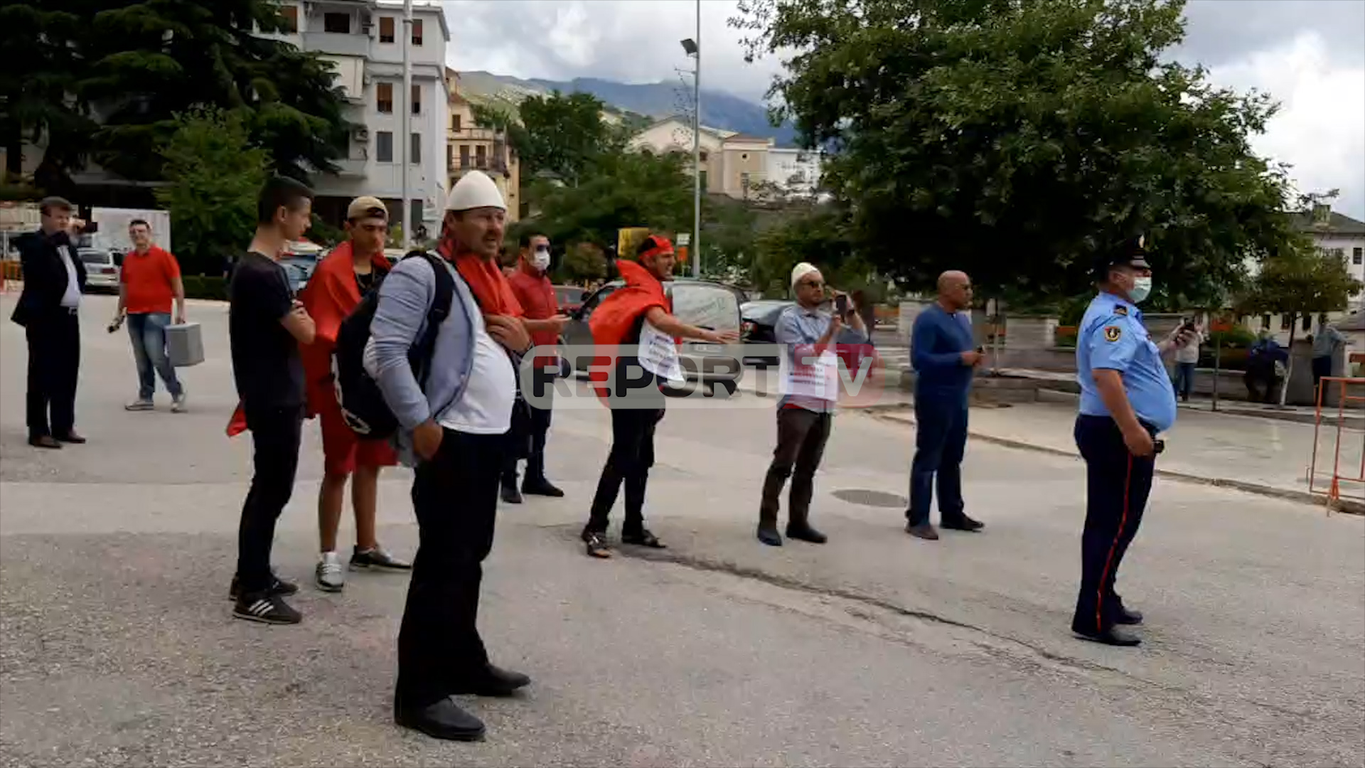 Protestë në Gjirokastër pas djegies së flamurit shqiptar nga minoritari, u kërkua largimi i konsullit grek