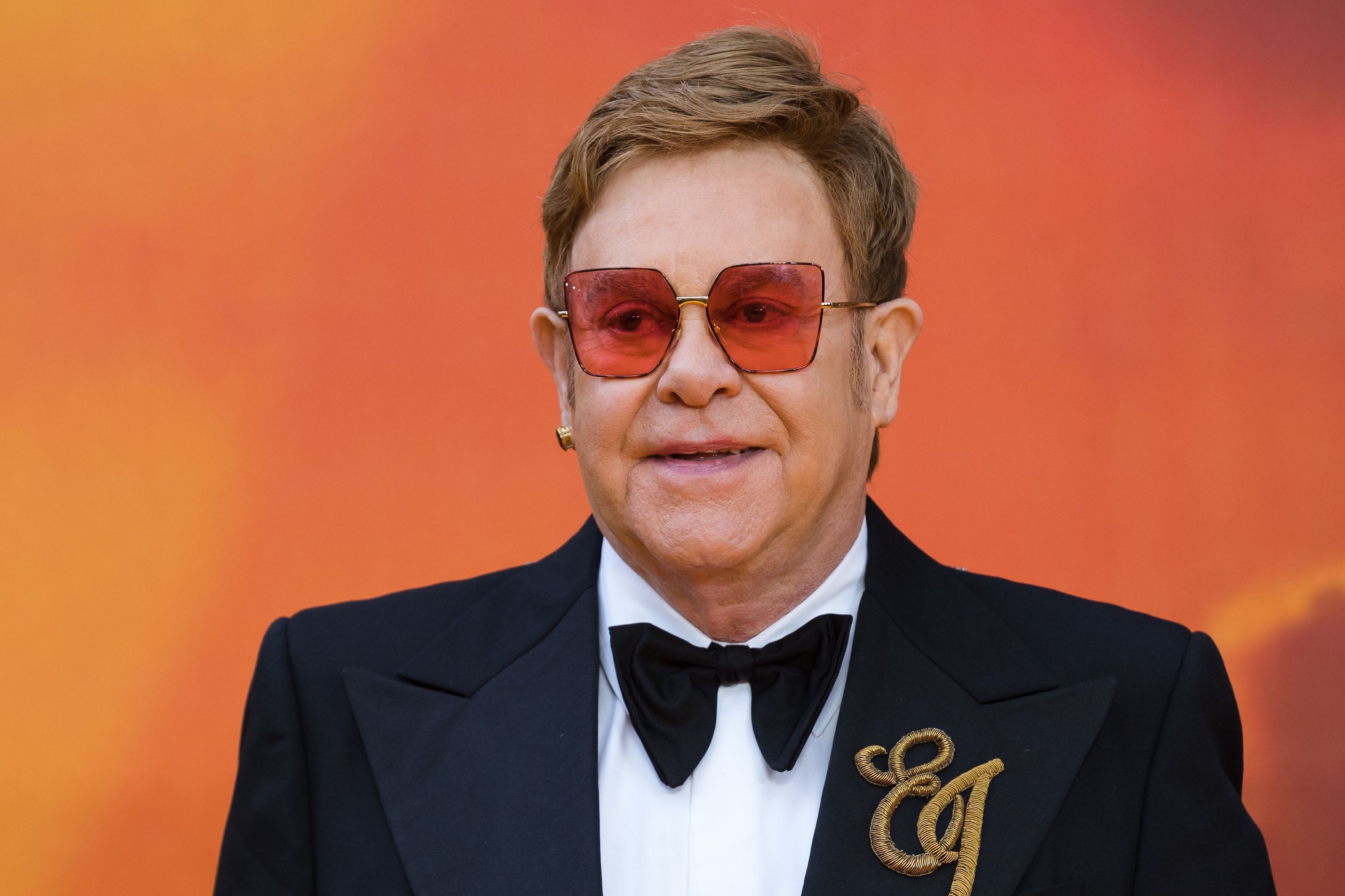 Elton John i mahnitur me versionin e një grupi nxënësish të hitit të tij “I’m Still Standing”