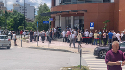 Thirrja për kujdes nuk përfillet: tollovi para Agjencisë së Regjistrimit Civil