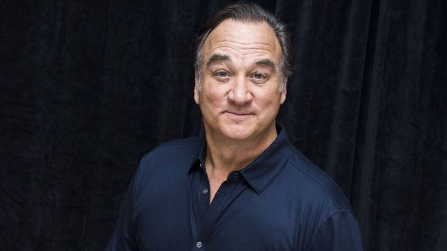 Jim Belushi hap lokalin dhe i vendos emrin e veçantë në gjuhën shqipe