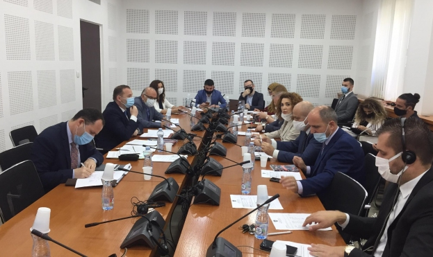Në komisionin ku po flitet për pandeminë nuk po respektohen masat