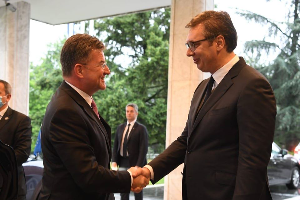 Vuçiqi takohet me Lajçakun, pranon se temat janë të dhimbshme dhe se kompromisi nuk është i lehtë