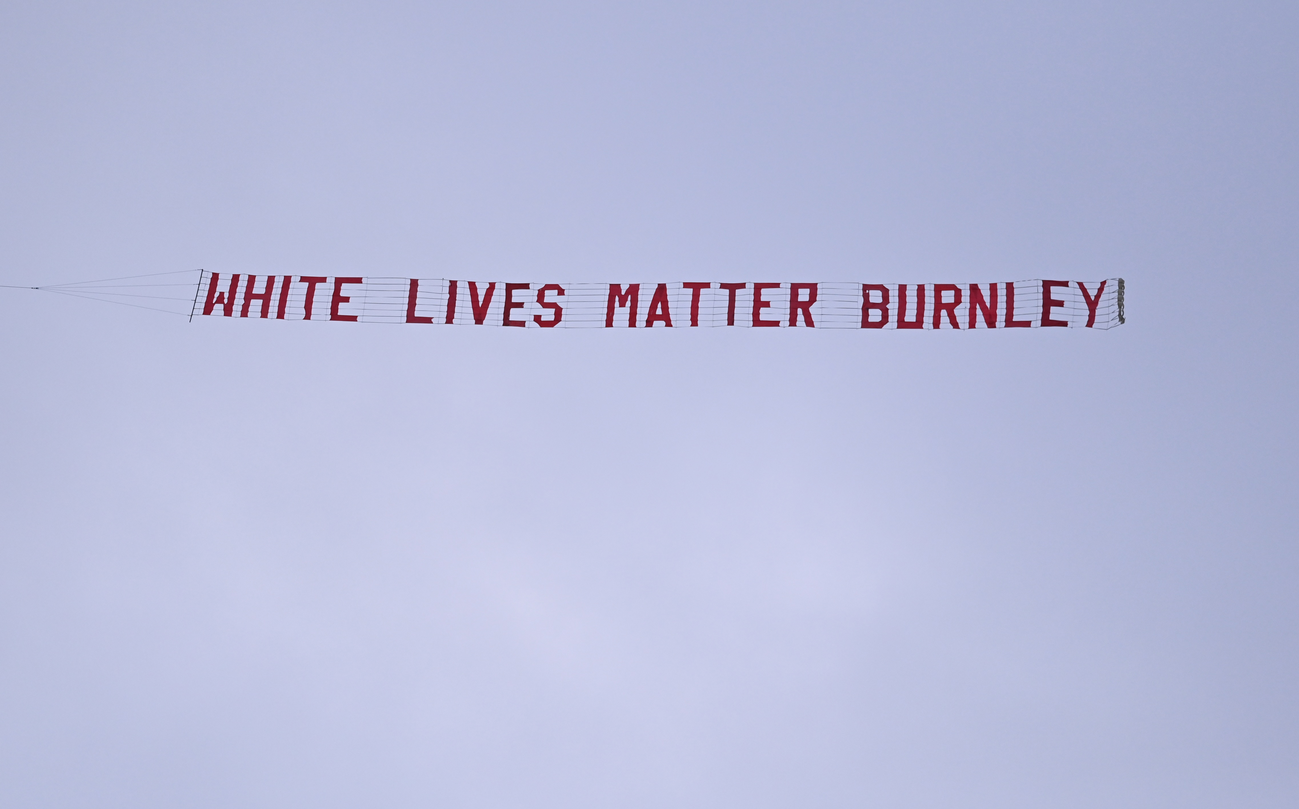 Mesazhi “White Lives Matter Burnley” shfaqet mbi stadiumin e Man Cityt