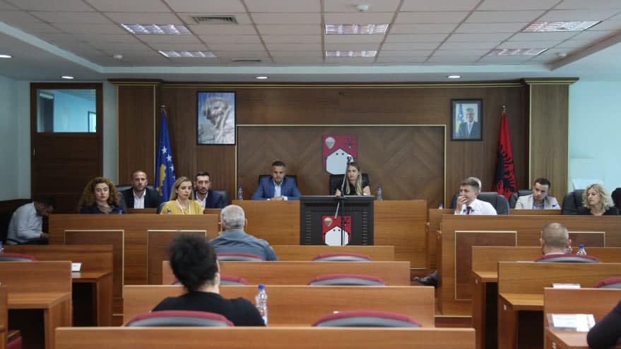 Bizneset në Skenderaj lirohen nga taksa për shfrytëzimin e hapësirës publike