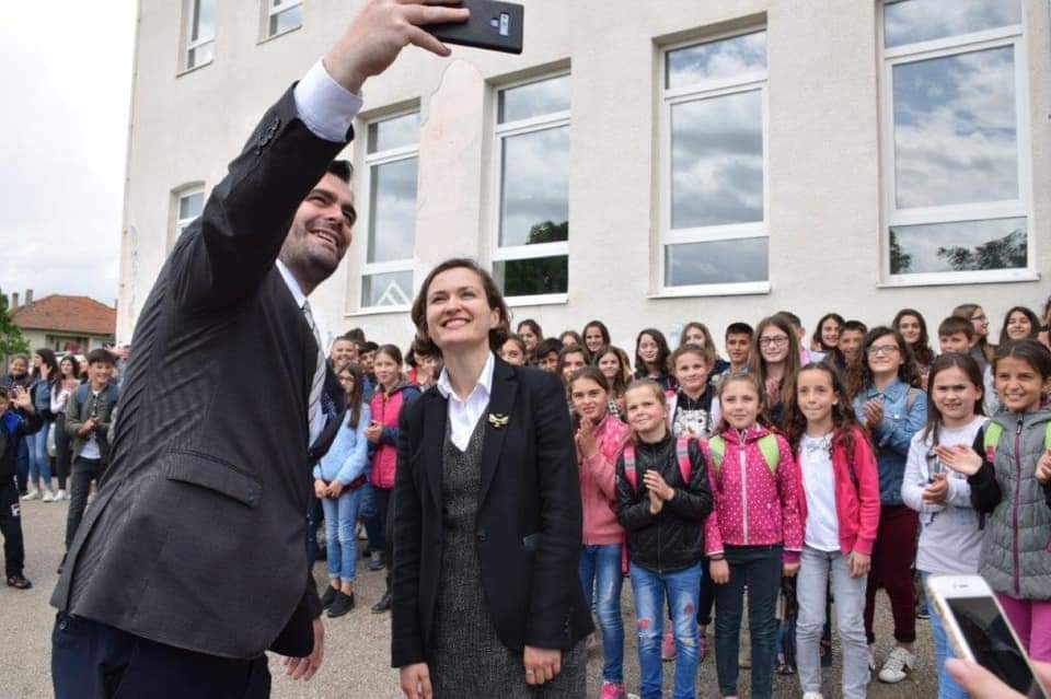 Ministrja Shahini: Pas vite përpjekjesh, shqiptarëve në Serbi u lejohet përdorimi i librave shkollorë nga Shqipëria